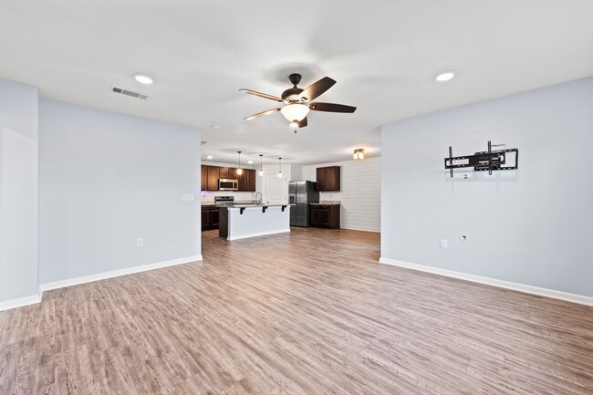 Building Photo - Redstone Commons 4bed/2bath Available Now!