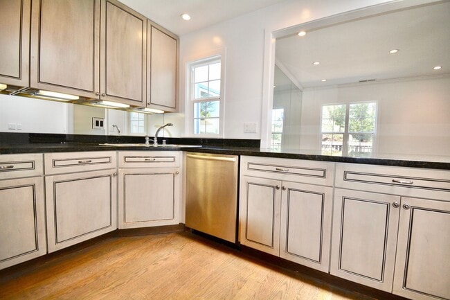 Building Photo - Stunning 3 BR | 2 BA in Noe Valley - Must See!