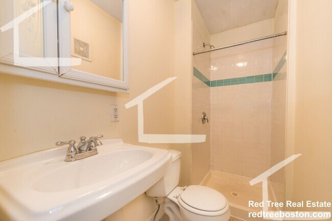 Building Photo - 9/1 Spacious Oak Square 4BR/2BA w/free laundry, parking, deck!