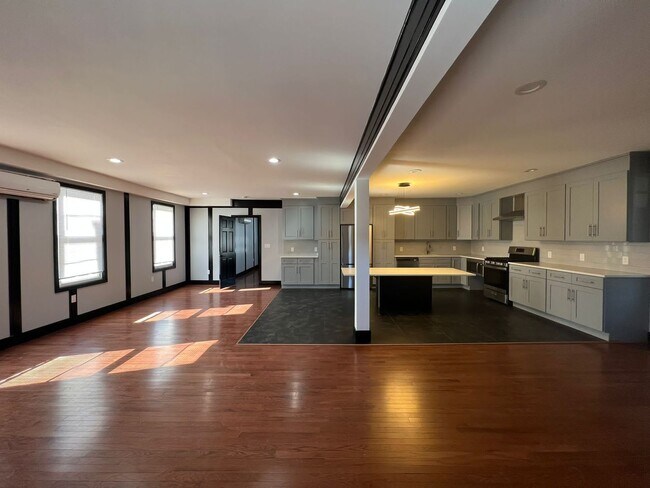 Building Photo - 306 Exchange