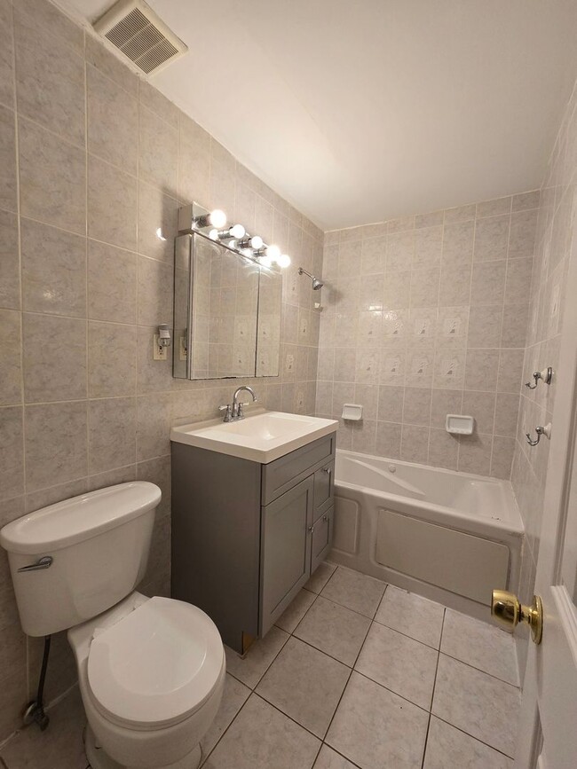 Building Photo - Updated and spacious garden (ground) floor apartment with 2-bedrooms & 1 full bathroom