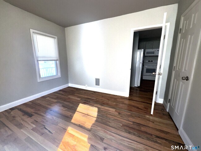 Building Photo - 105 Churchill St