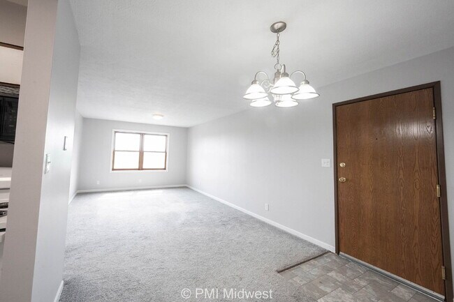 Building Photo - "Charming 2-Bed Oasis with 1.5 Baths in Sh...