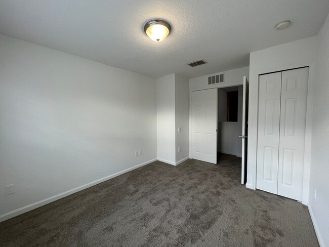 Building Photo - Beautiful 3 Bed 2 Bath with a Den Gated Co...