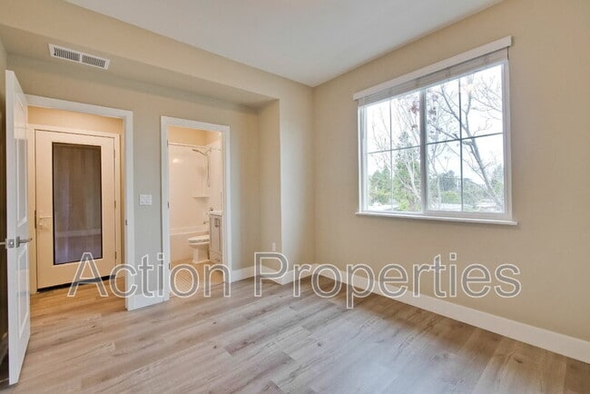 Building Photo - 549 Walker Dr