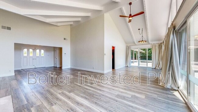 Building Photo - 475 Country Club Dr