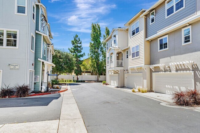 Building Photo - 1,331 sq ft with 2 on-suite bedrooms and o...