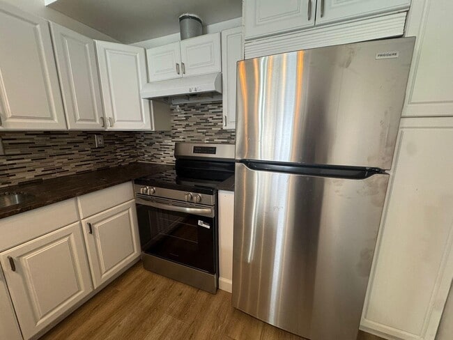 Building Photo - 1311 NE 42nd St