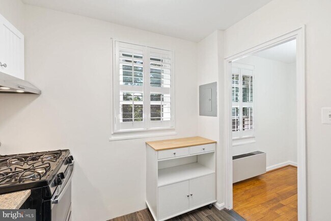 Building Photo - 4822 Chevy Chase Dr