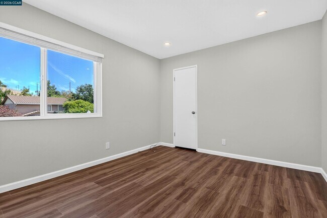 Building Photo - 121 Violet Rd