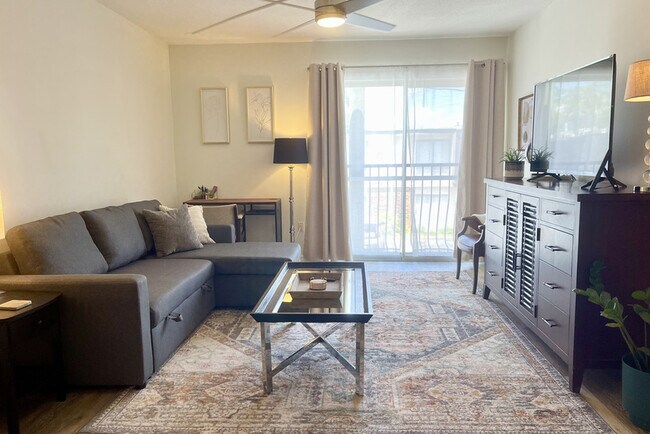 Wi-Fi, smart TV, pull-out sofa, ceiling fan w remote, dedicated workspace, sheers, blackout curtains - 1700 SW 16th Ct