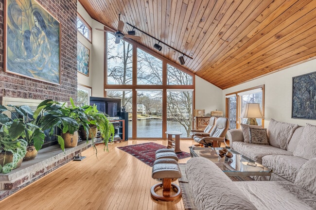 Building Photo - 2028 Upper Lake Dr