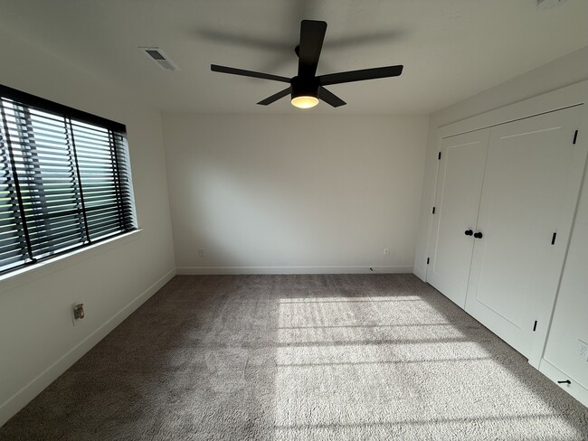 Building Photo - 4724 E Lk Cor Dr