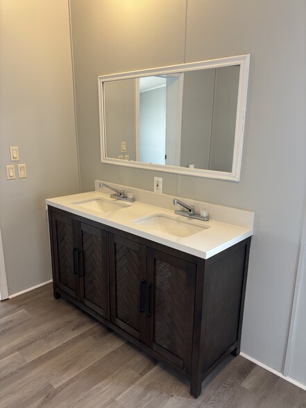 Double Vanity - 102 Nina Cir