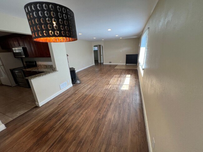 Building Photo - Spacious Lakewood Home