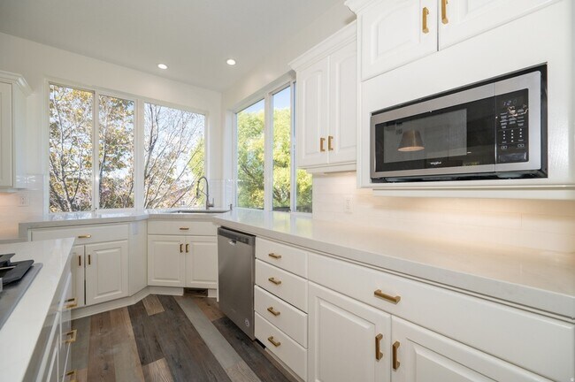 Building Photo - 857 Southfork Dr