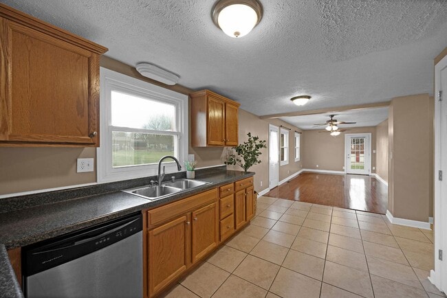 Building Photo - 611 Harvard Dr