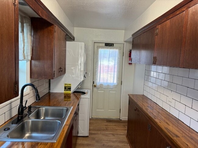 Building Photo - SINGLE LEVEL HOME WITH SPACIOUS FENCED IN YARD