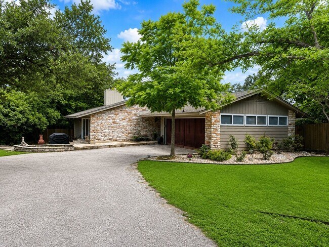 Building Photo - 803 Single Oak Cove