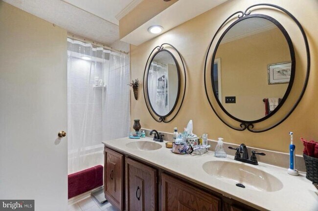 Building Photo - 7720 Bristol Square Ct