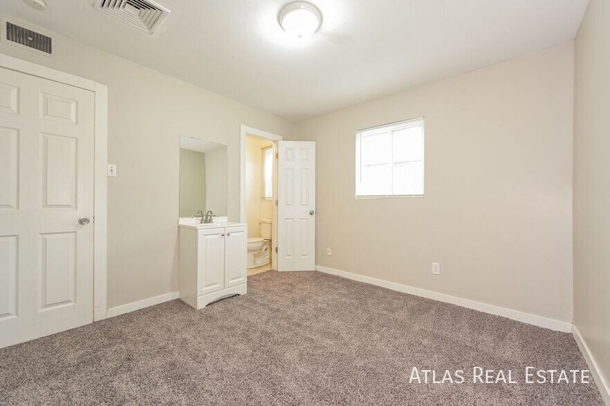 Building Photo - 1092 Worchester St