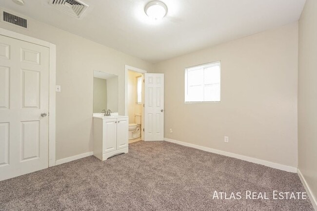 Building Photo - 1092 Worchester St