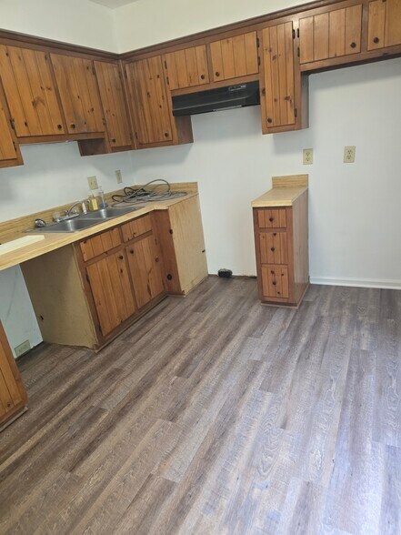 Building Photo - 2024 Elmhurst Ln