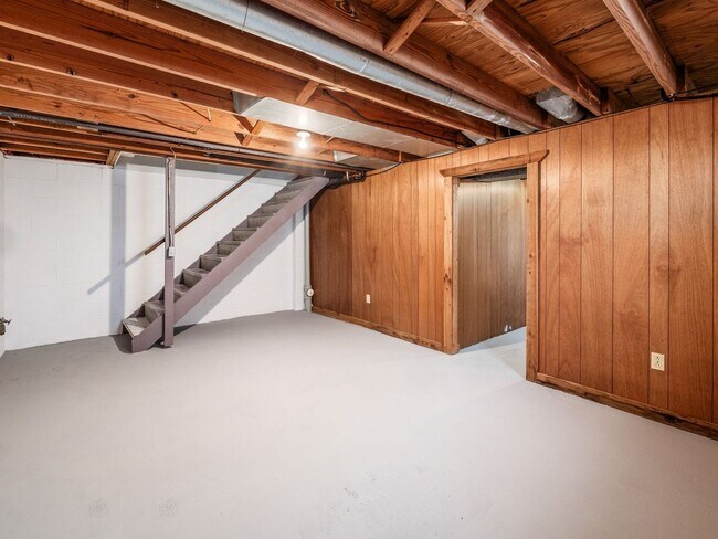 Building Photo - 8235-8237 Goldsmith Dr