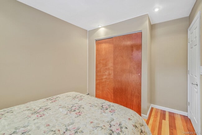 Building Photo - 6 Fairfields Ln