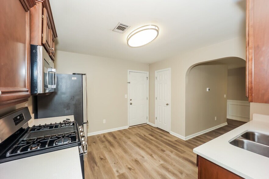 Building Photo - 5584 Bluegrass Dr