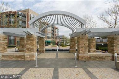 Building Photo - 8220 Crestwood Heights Dr