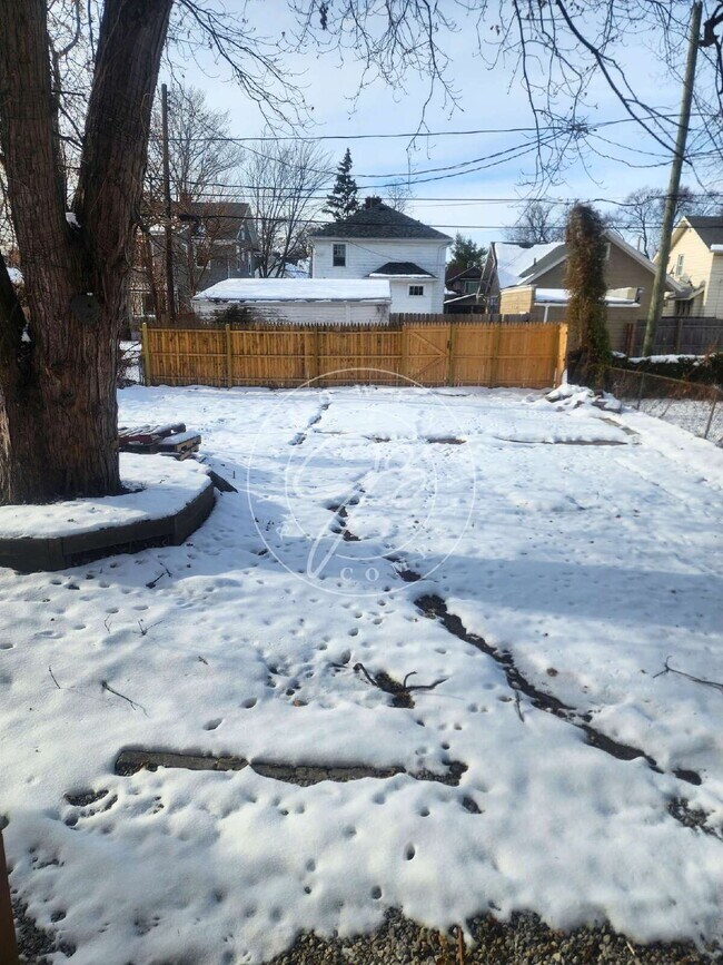 Building Photo - 1400 sq ft. 3 bed home in South Toledo! Many updates throughout