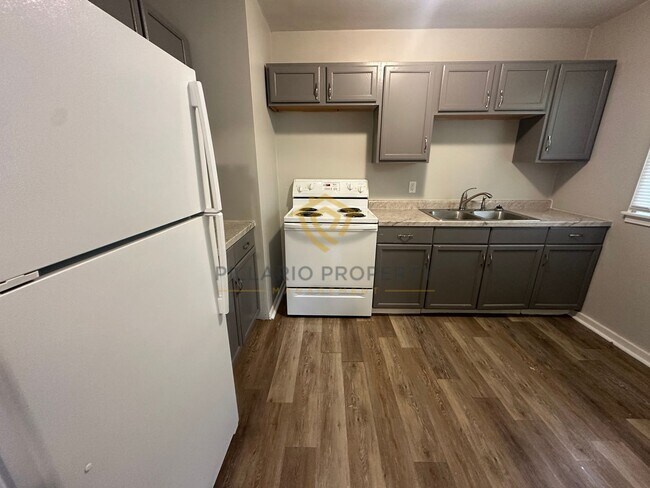 Building Photo - Cozy Brick 2 Bedroom Home with Updated Int...