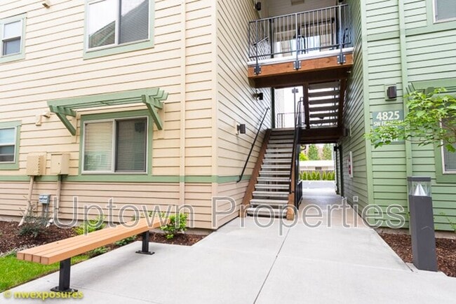 Building Photo - 4775 SW Franklin Ave