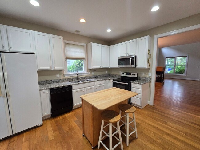 Building Photo - Stylish 3BR, 3BA Townhouse – Prime Location Near Durham & Chapel Hill!