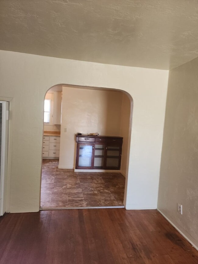 Building Photo - Escalon cute 2 bedroom duplex w/garage