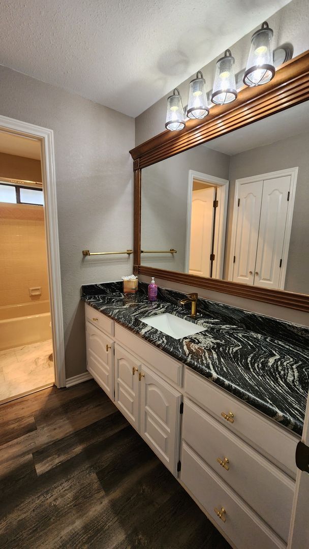 Building Photo - Remodeled with Luxurious Finishes!