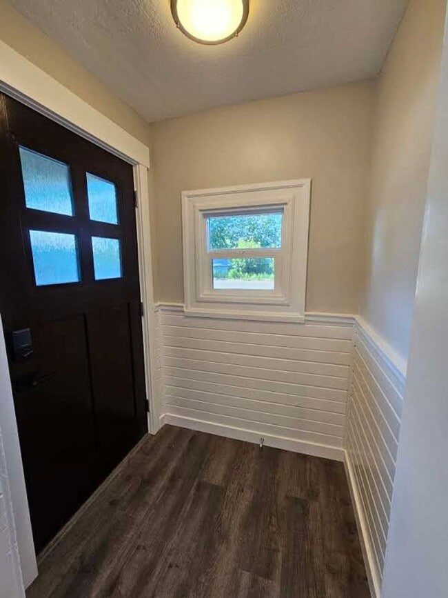Building Photo - 3 Bedroom Fully Remodeled Home in Downtown...
