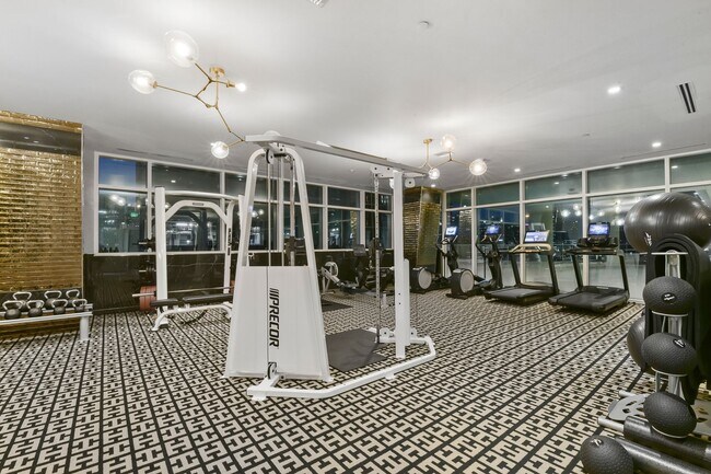 Building Photo - Stunning high rise unit in the affluent River Oaks District!