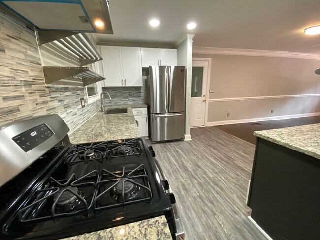 Building Photo - Amazing in town ranch awaits you!