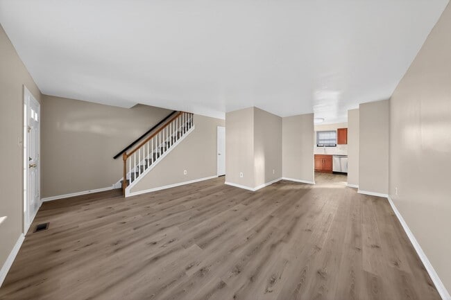 Building Photo - Newly Refinished 2 Bedroom Townhome