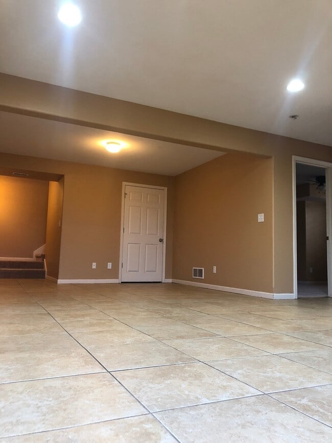 Building Photo - SPACIOUS SINGLE FAMILY IN GREAT LOCATION