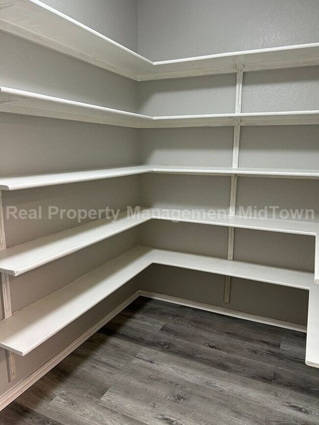 Building Photo - 2205 Bolivar Dr