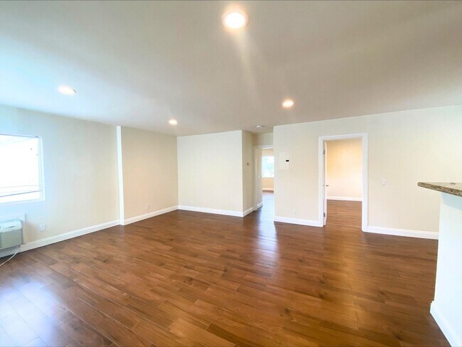 Building Photo - Luxury Spacious 2BD Apartment Home! AC! Wa...