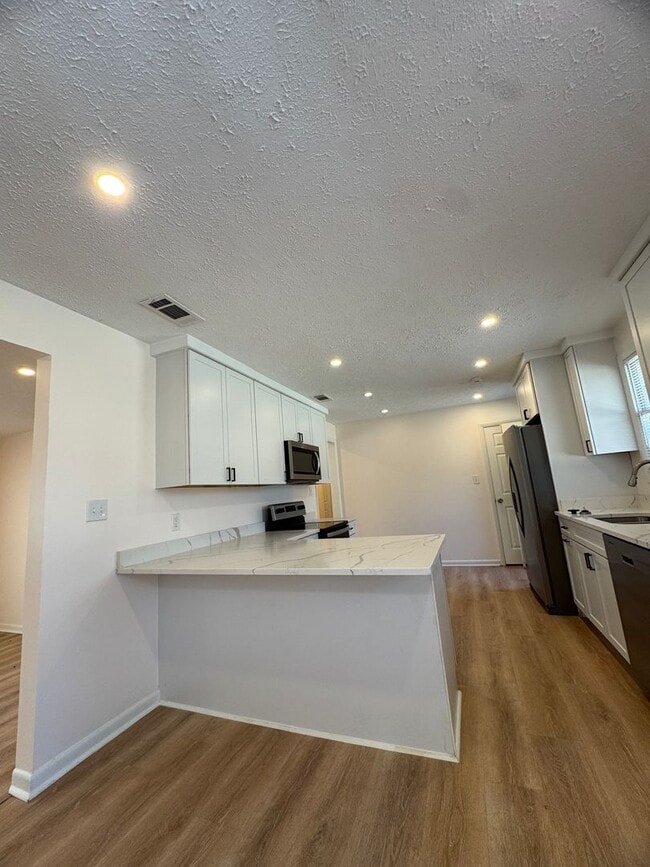 Building Photo - 3 BED | 2 BATH | TWO CAR GARAGE | LARGE FRONT AND BACK YARDS | AVAILABLE NOW