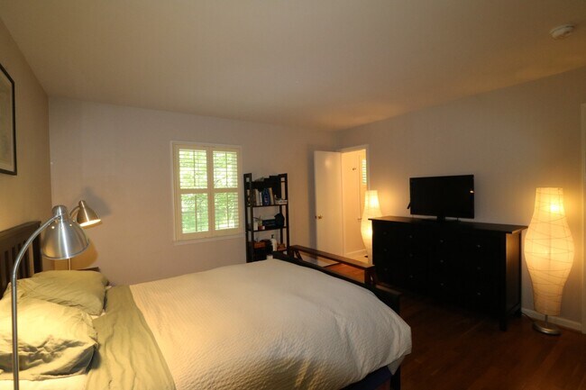 Building Photo - COMING SOON - 4Bed/2.5Bath Raised Rambler in Bannockburn near Glen Echo Park!