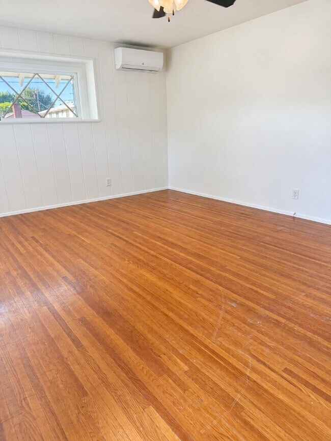 Building Photo - 12811 Oxnard St