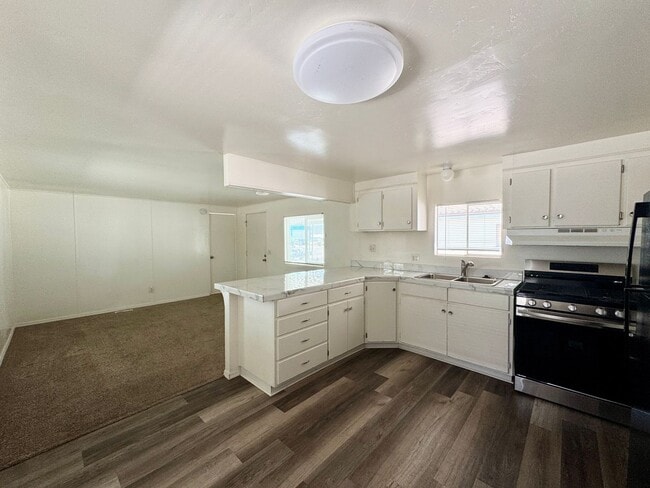 Building Photo - Cute Cozy and Centrally located
