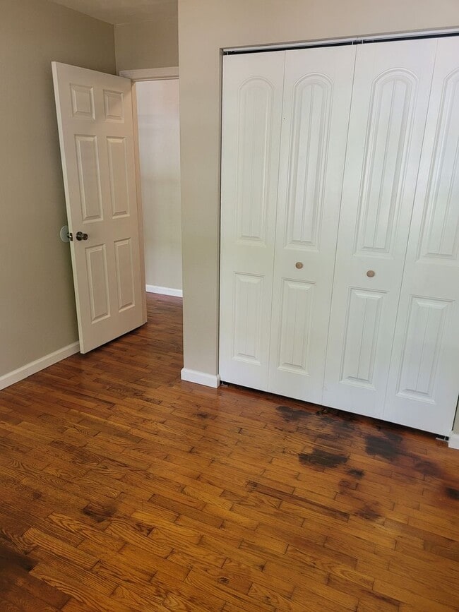 Building Photo - SPECIAL OFFER HALF OFF FIRST MONTHS RENT!!...