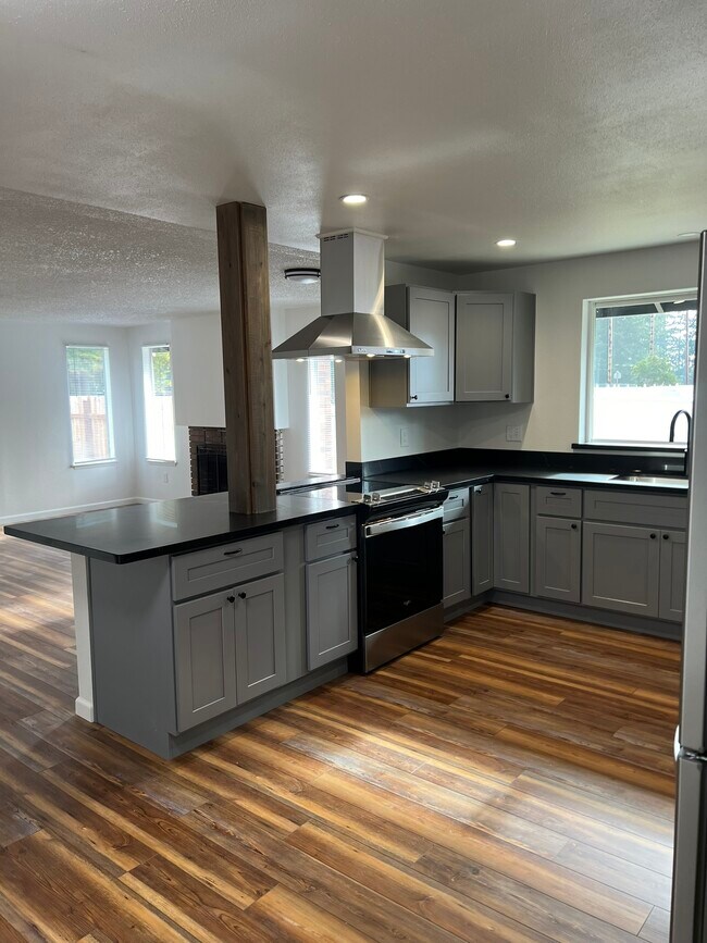 Building Photo - 2394 Lodgepole Dr SE